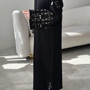 Karmen عباية نجلا – قصّة ربع كلوش كريب أسود بتفاصيل تطريز فاخرة