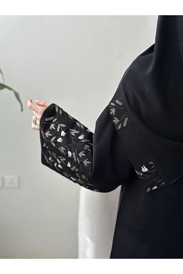 Karmen عباية نجلا – قصّة ربع كلوش كريب أسود بتفاصيل تطريز فاخرة - الصورة 3