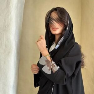 Elena عباية ورد رمادي سوداء شتوية كريب واقف – قصة ربع كلوش بتطريز ورد رمادي أنيق مع طقطق مخفي وطرحة هدية