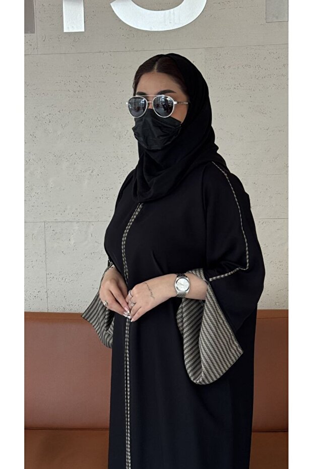 Elena عباية سارة – فخامة الكريب بتفاصيل نقشة الهيرن بون - الصورة 3