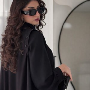 Karmen عباية جوري سوداء -قماش انترنت- قصة ربع كلوش- بأكمام طقطق- مقفولة بطقطق مخفية