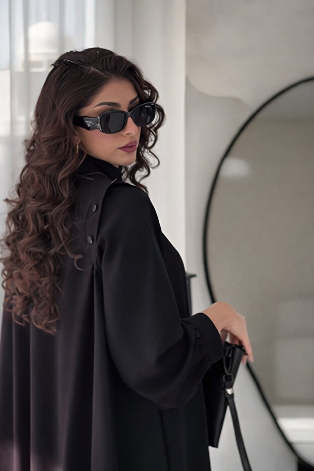 Karmen عباية جوري سوداء -قماش انترنت- قصة ربع كلوش- بأكمام طقطق- مقفولة بطقطق مخفية