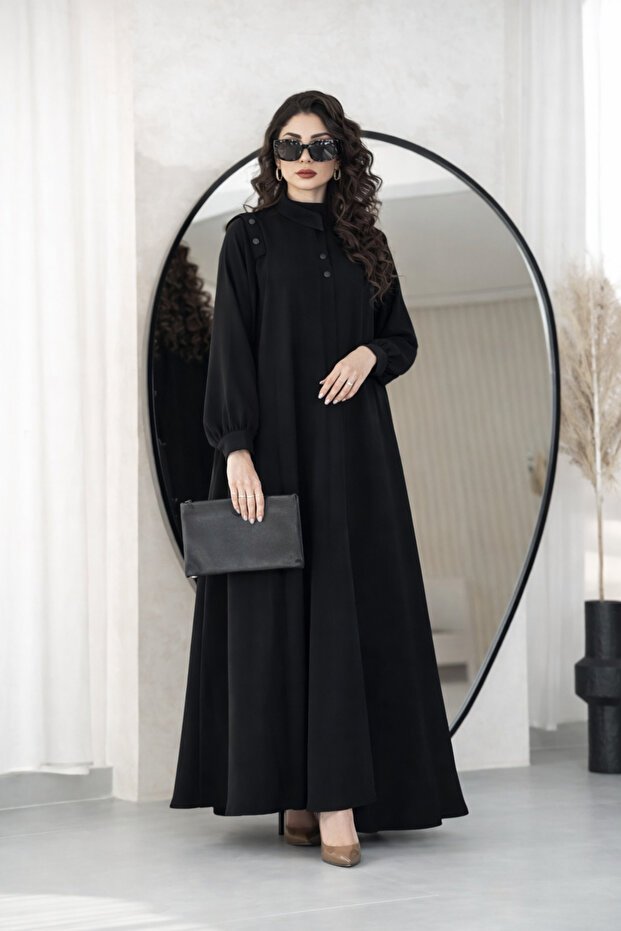 Karmen عباية جوري سوداء -قماش انترنت- قصة ربع كلوش- بأكمام طقطق- مقفولة بطقطق مخفية - الصورة 4