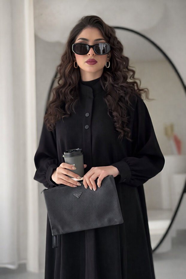 Karmen عباية جوري سوداء -قماش انترنت- قصة ربع كلوش- بأكمام طقطق- مقفولة بطقطق مخفية - الصورة 3