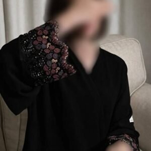 Elena عباية إيلينا سوداء فاخرة بأزرار عملية وتطريز لامع – تصميم أنيق للمناسبات والدوام